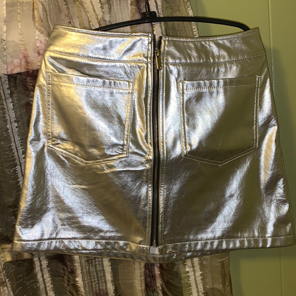 - - Love fire .beautiful silver skirt new with out tag .size L.